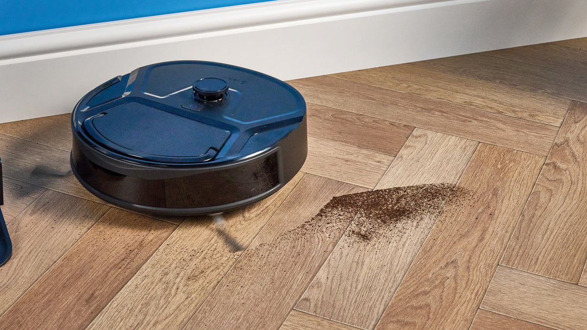 Lefant M210 Pro Omni lifestyle — 04-cleaning-action-floor.jpg